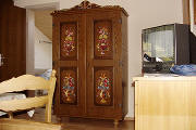 Zimmer mit selbstbemalten Bauernmöbeln